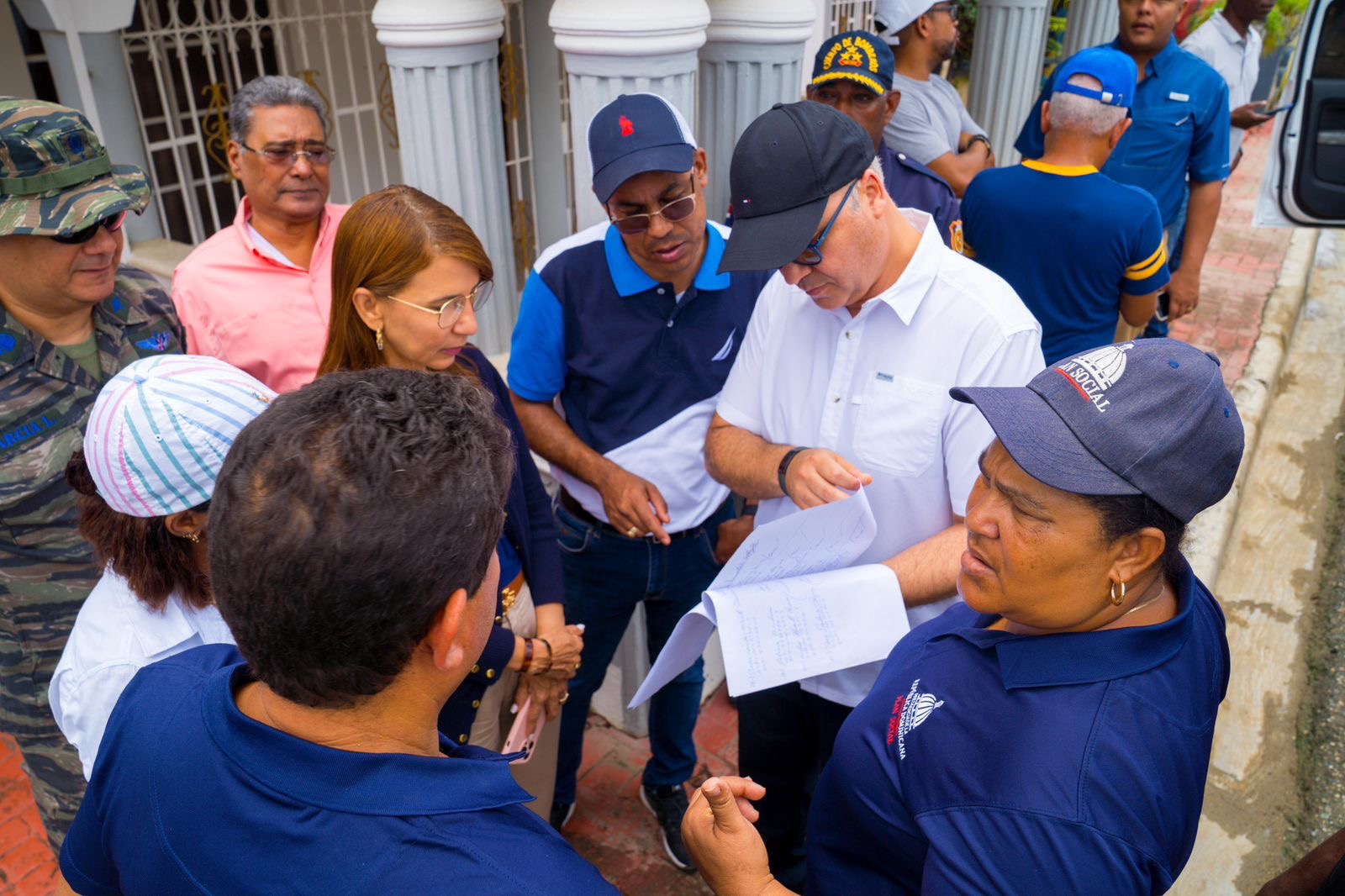 Ministro Igor Rodríguez regresa con más ayudas a Los Ciruelos y Los Rieles de San Marcos en Puerto Plata