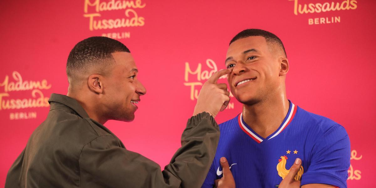 Mbappé se queda helado al descubrir su nueva estatua