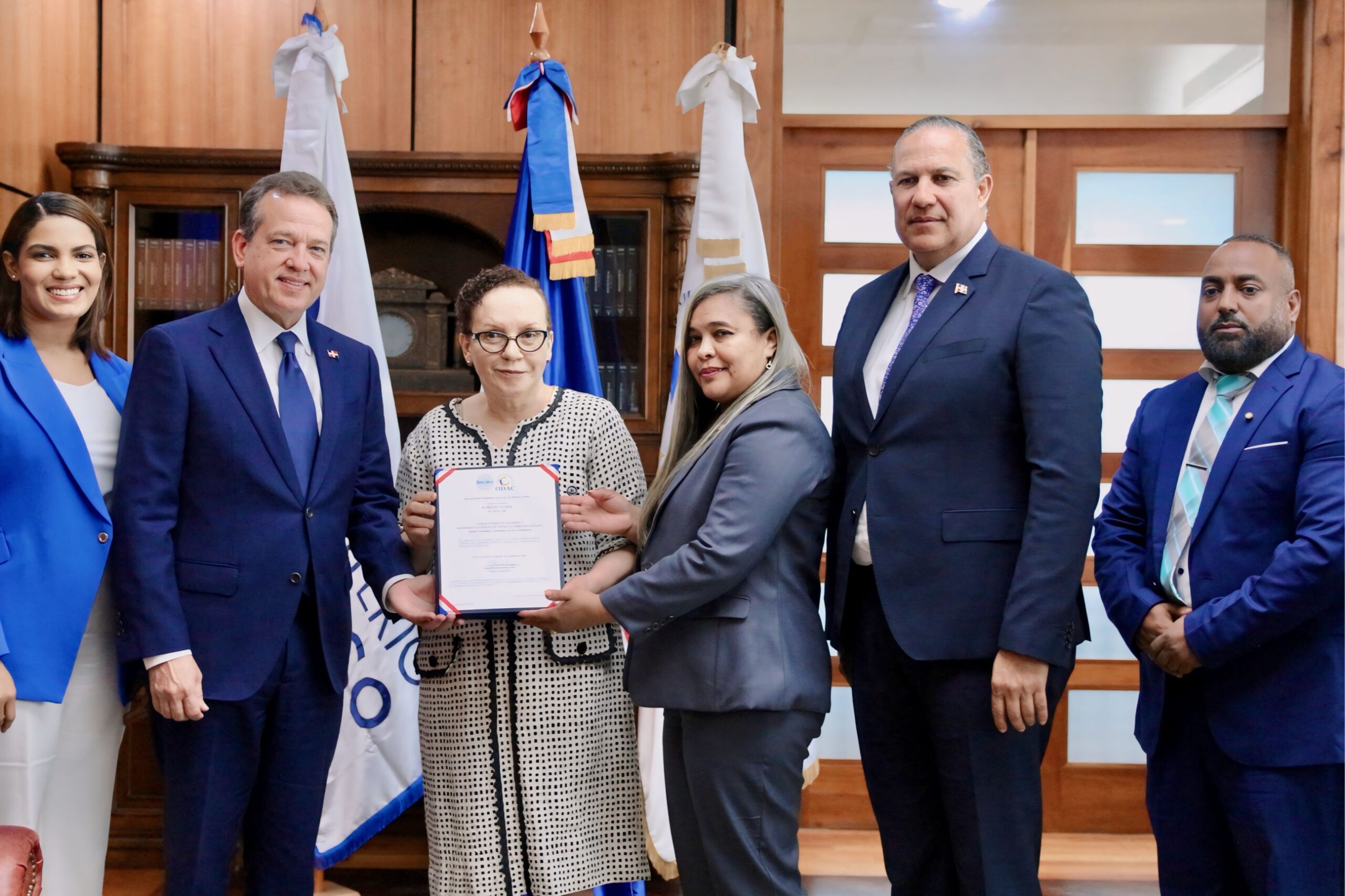 Laboratorio de Balística del Inacif recibe certificación de acreditación del ODAC para comparación de casquillos, proyectiles y armas de fuego