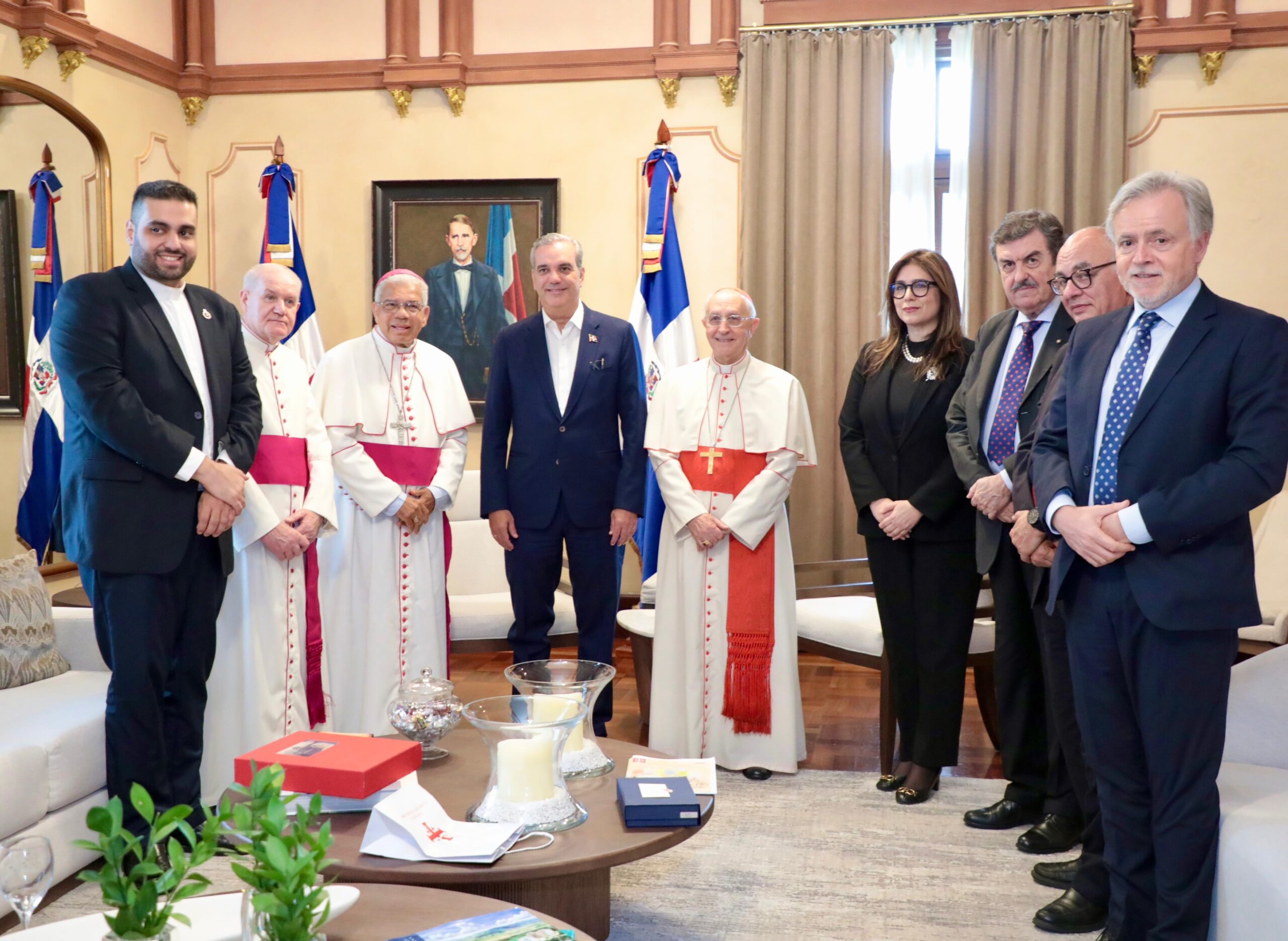 Presidente Abinader recibe visita del cardenal italiano Fernando Filoni