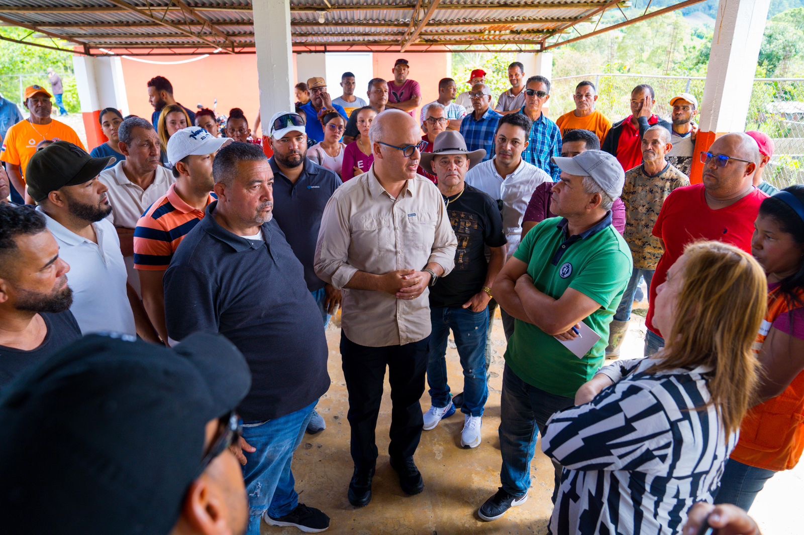 Ministro Igor Rodríguez visita 5 provincias en alerta roja; entrega ayudas a familias afectadas por las lluvias