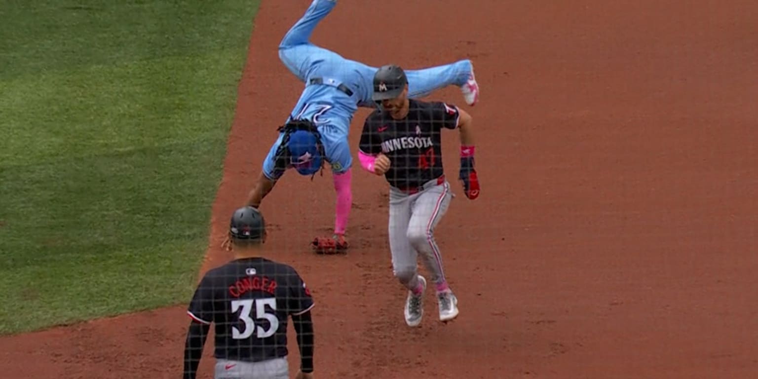 ¿Vlad Jr. el gimnasta? Miren su voltereta en un intento de doble play