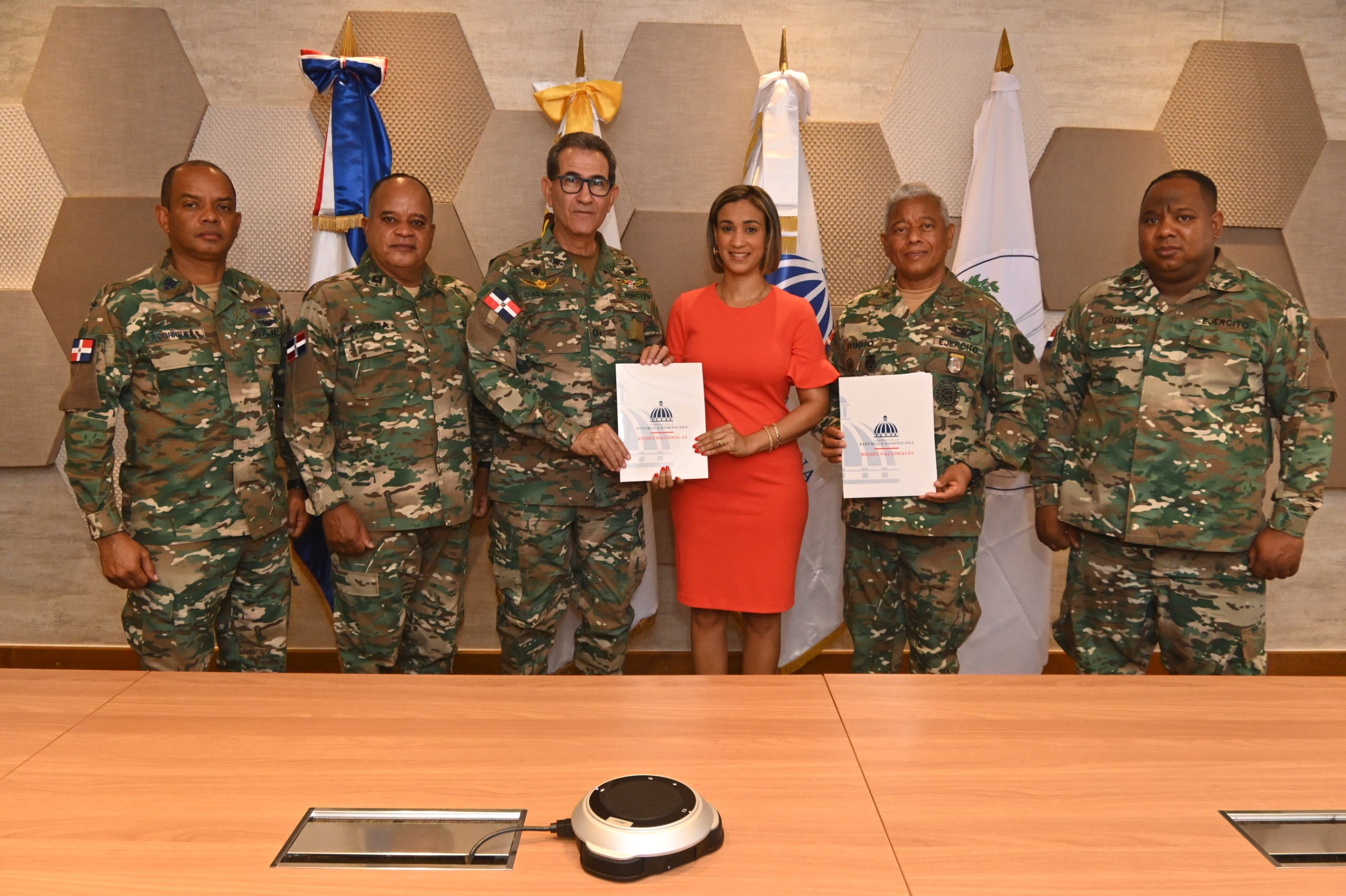 MIDE e ISSFFAA reciben del CEA contratos de donación de terrenos para construir viviendas a militares