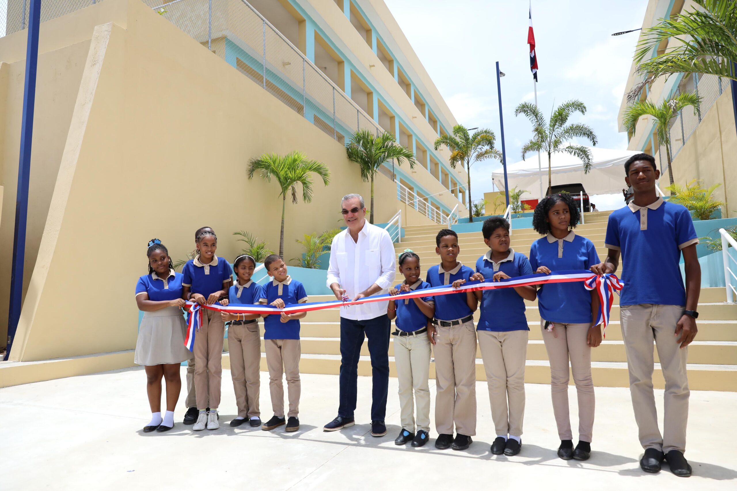 Presidente Abinader inaugura escuelas y apartamentos en la provincia Santo Domingo