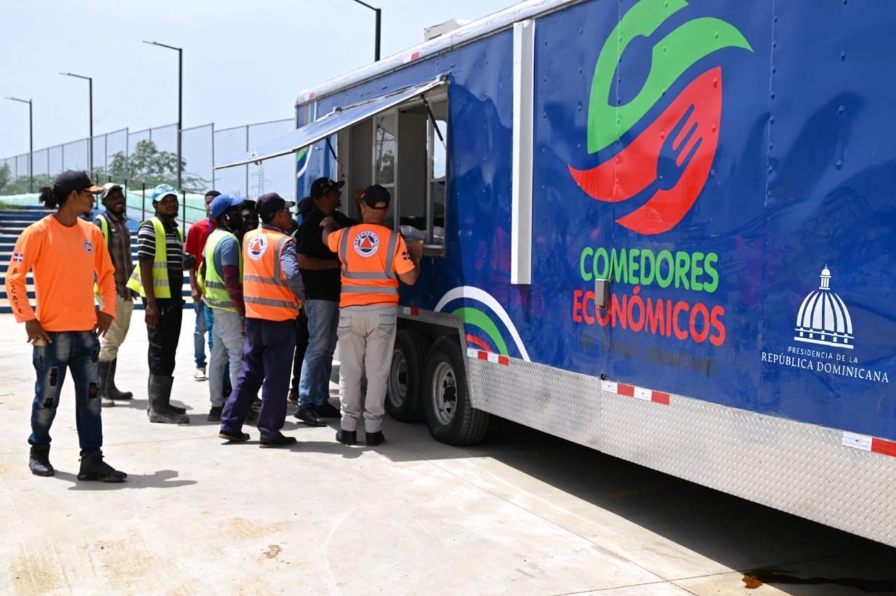 Comedores Económicos del Estado realizan amplio operativo de entrega de raciones alimentarias en Villa Vásquez, Monte Cristi