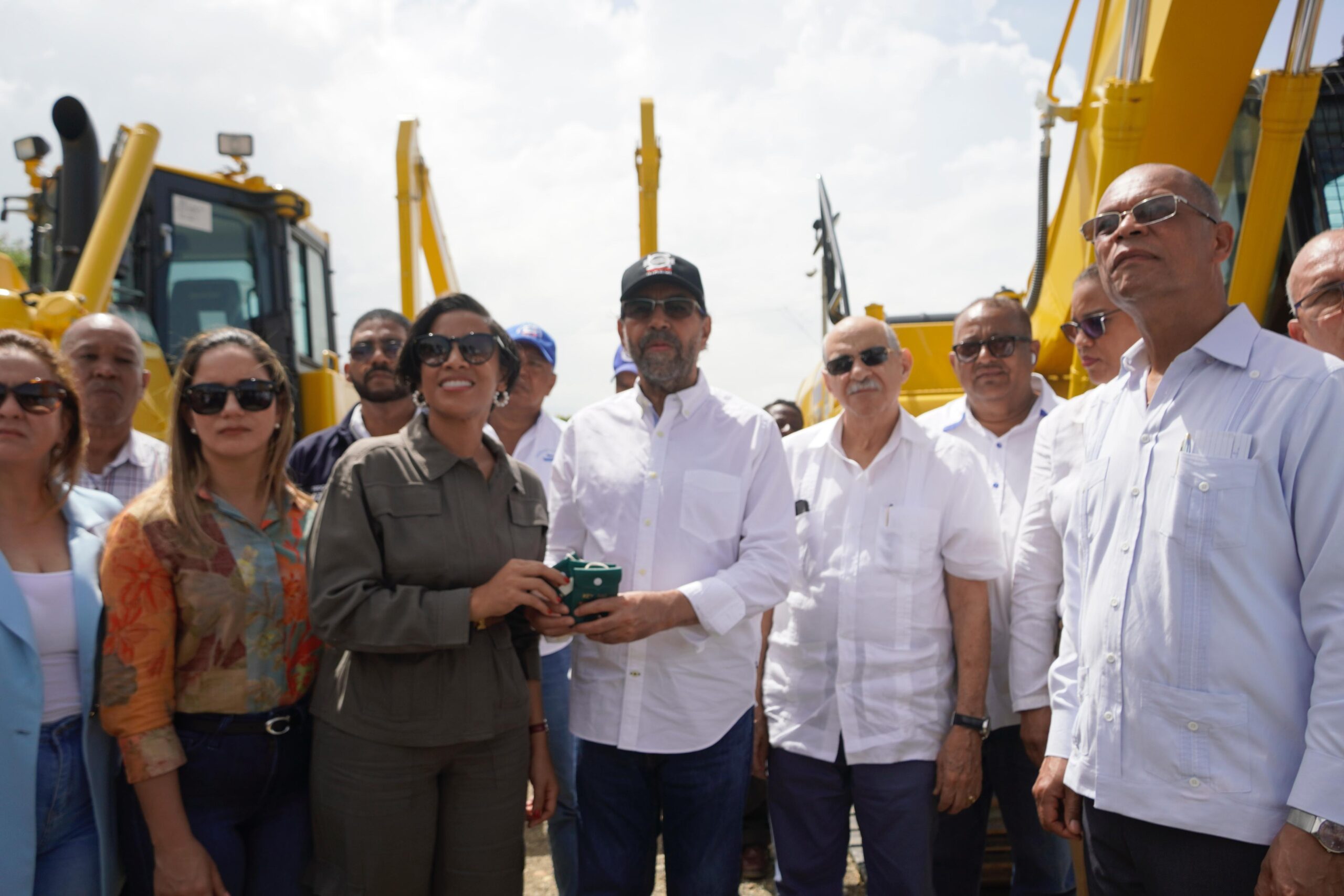 Indrhi recibe equipos pesados para desarrollo del proyecto PARGIRH