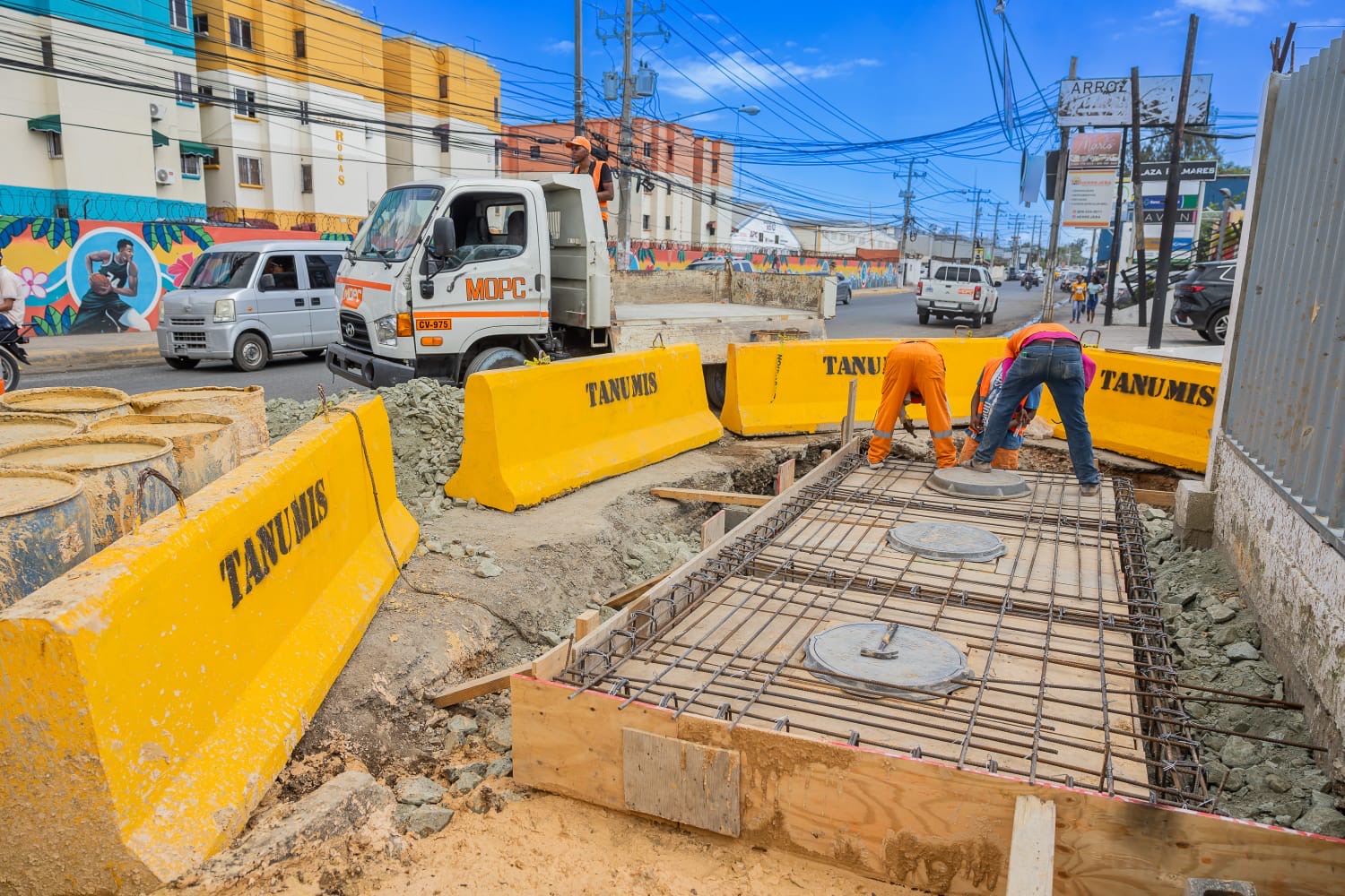 Obras Públicas construye imbornales para corregir falla en drenaje de avenida Isabel Aguiar