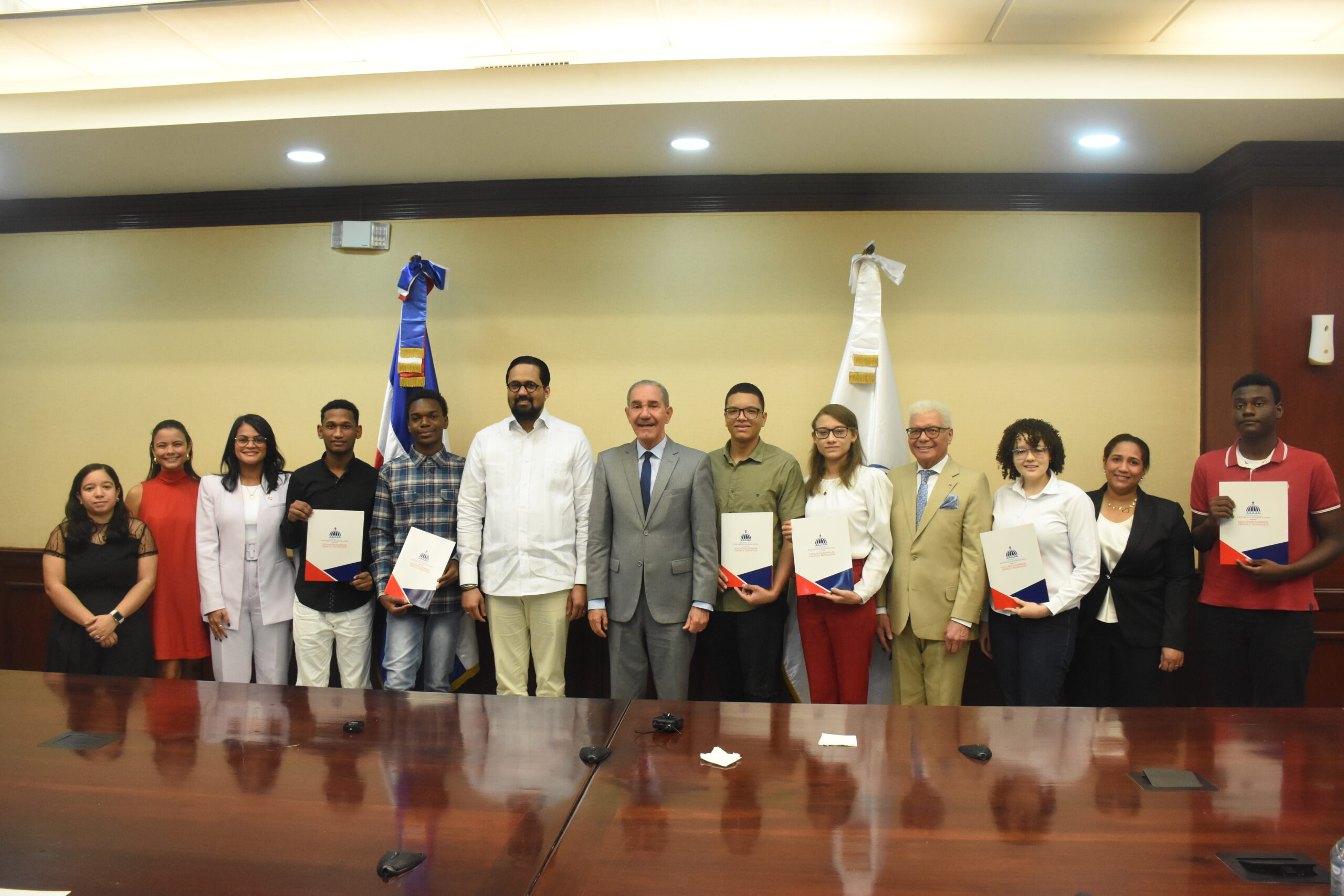 Mescyt y la Ogtic entregan becas a jóvenes talentos ganadores de Dominicana Innova 2023