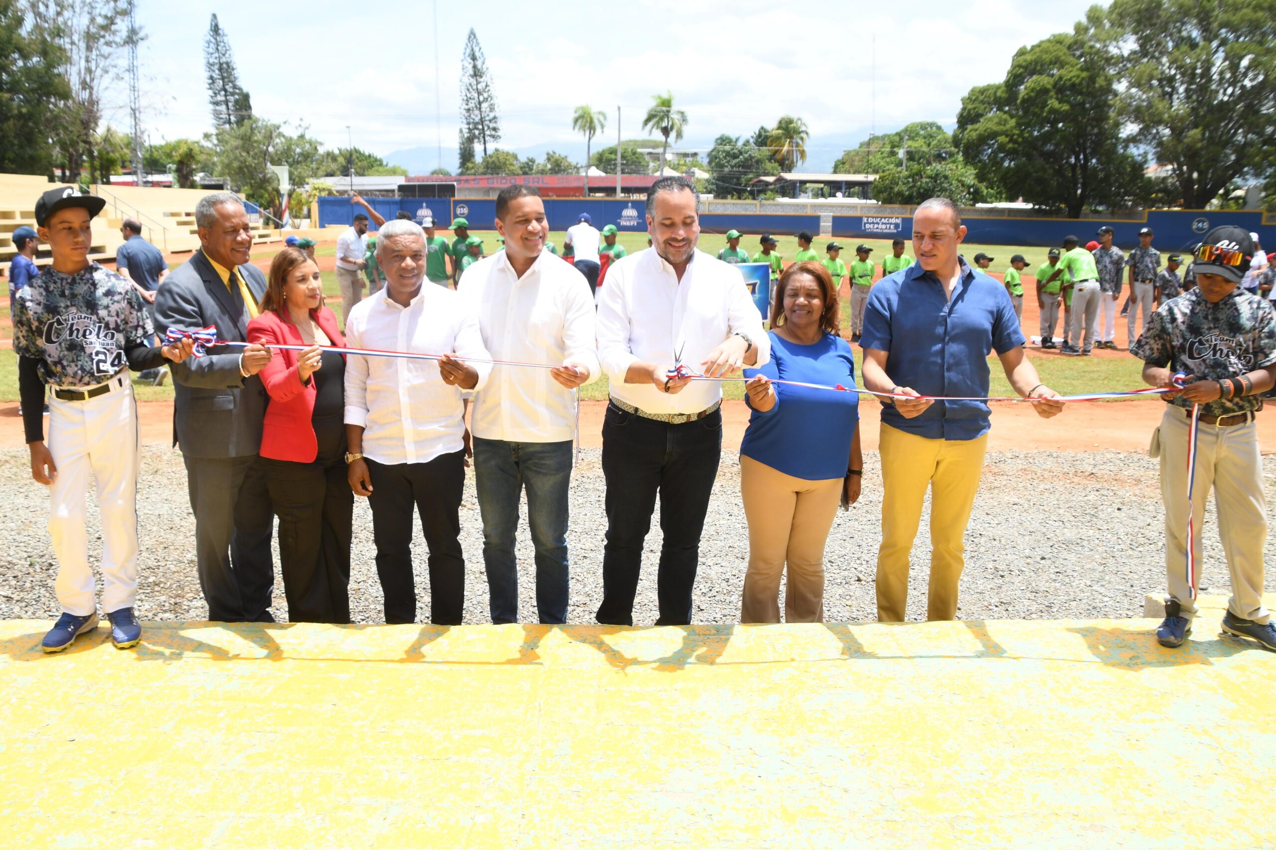 Inefi entrega remozado estadio de béisbol a la Escuela Primaria Francisco Del Rosario Sánchez, en San Juan de la Maguana