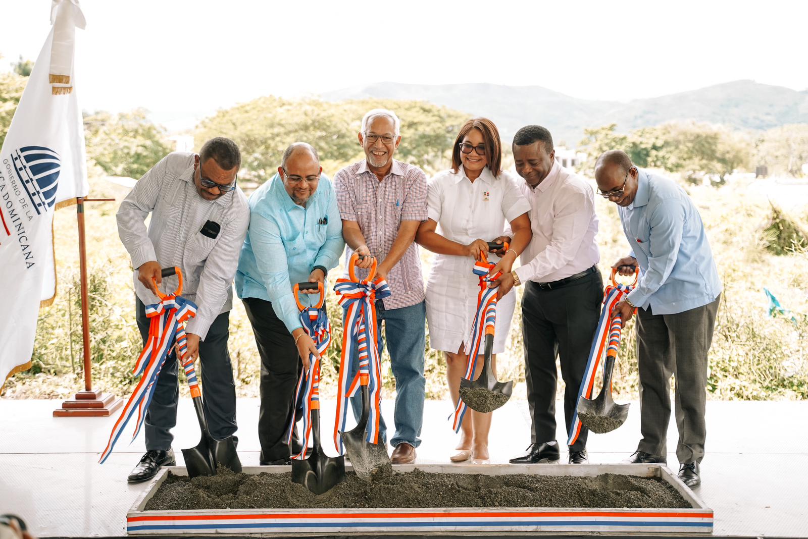 Ministro de Educación da primer palazo para construcción de estancia infantil y un Distrito Educativo en Comendador, Elías Piña