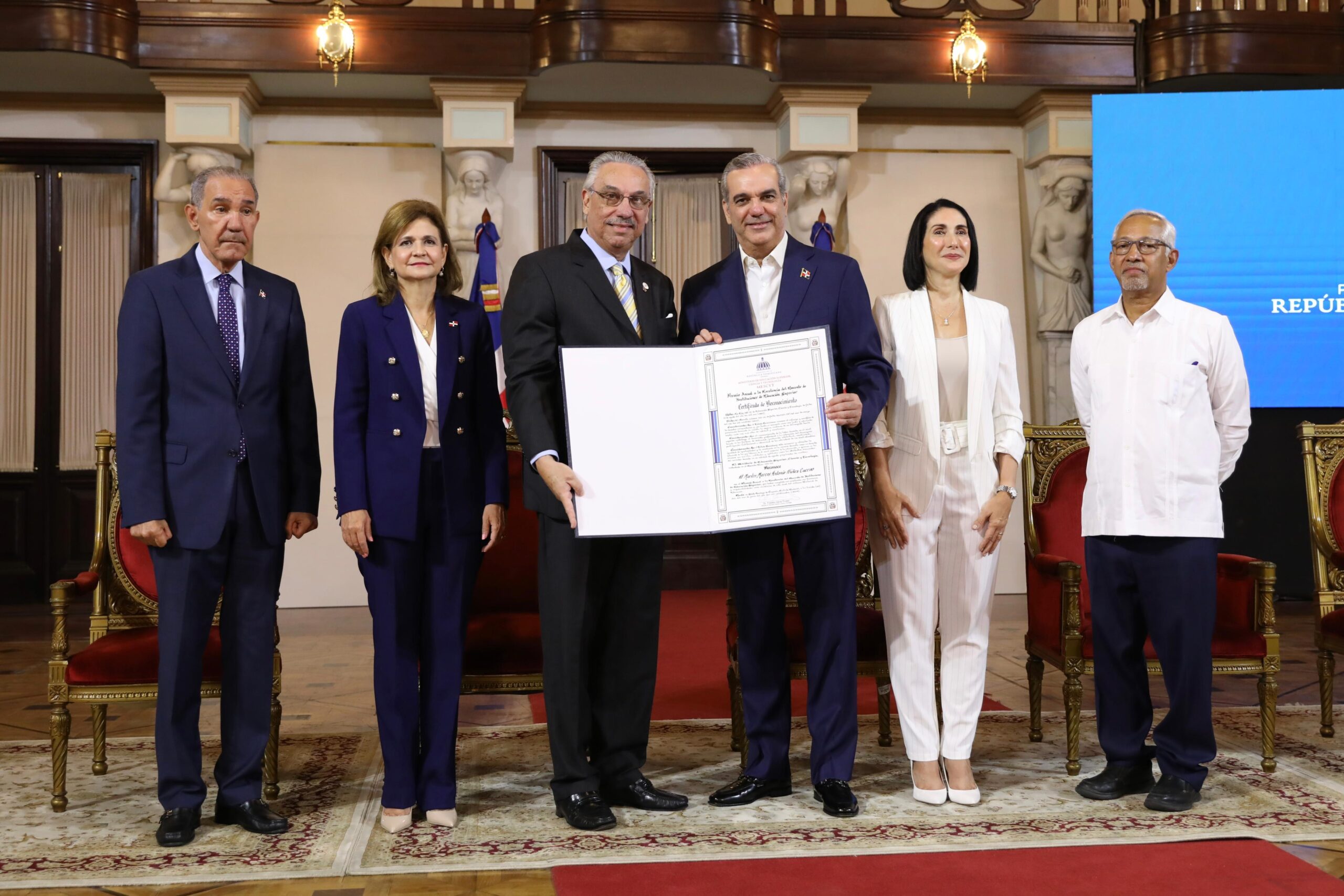 Presidente Abinader entrega Premio a la Excelencia Magisterial 2024 a cinco docentes, por trayectoria de servicio en aulas y aportes al desarrollo académico de los estudiantes