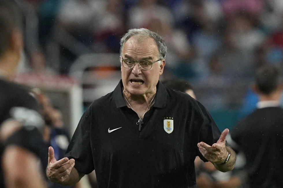 Marcelo Bielsa también fue suspendido por la Conmebol