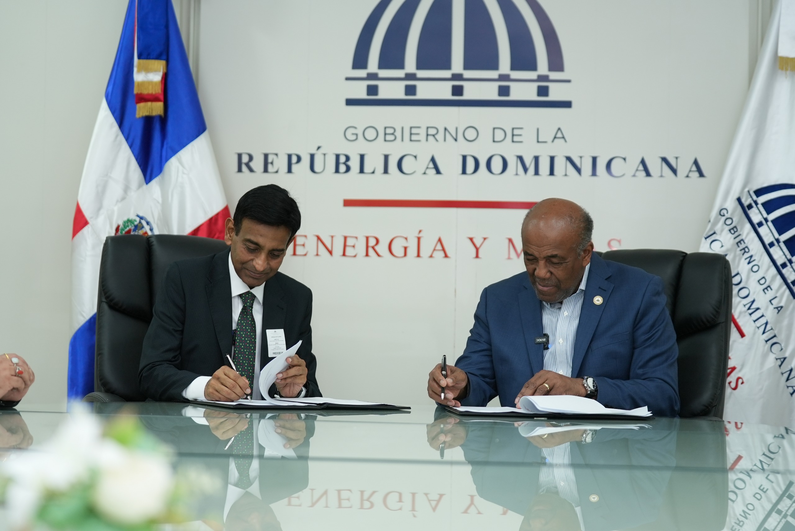 Ministro de Energía y Minas, Antonio Almonte, firma memorando de entendimiento con la Alianza Solar Internacional para celebrar la Sexta Reunión Regional en Santo Domingo