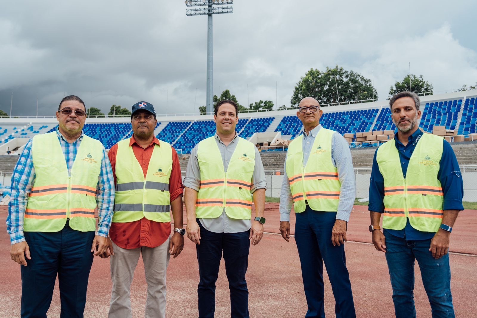 Mived y Comité Organizador de Juegos Centroamericanos Santo Domingo 2026 supervisan remodelación del Estadio Olímpico Félix Sánchez