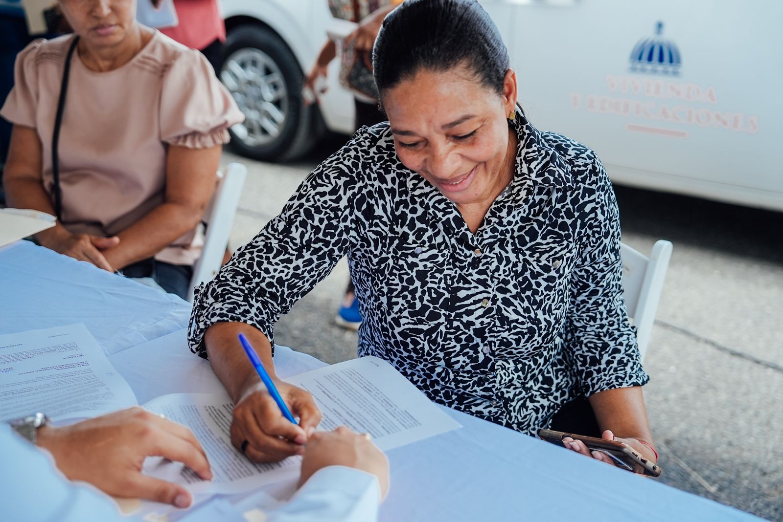 Mived realiza jornada de firmas de contratos para entrega de 100 títulos de propiedad en Bayaguana