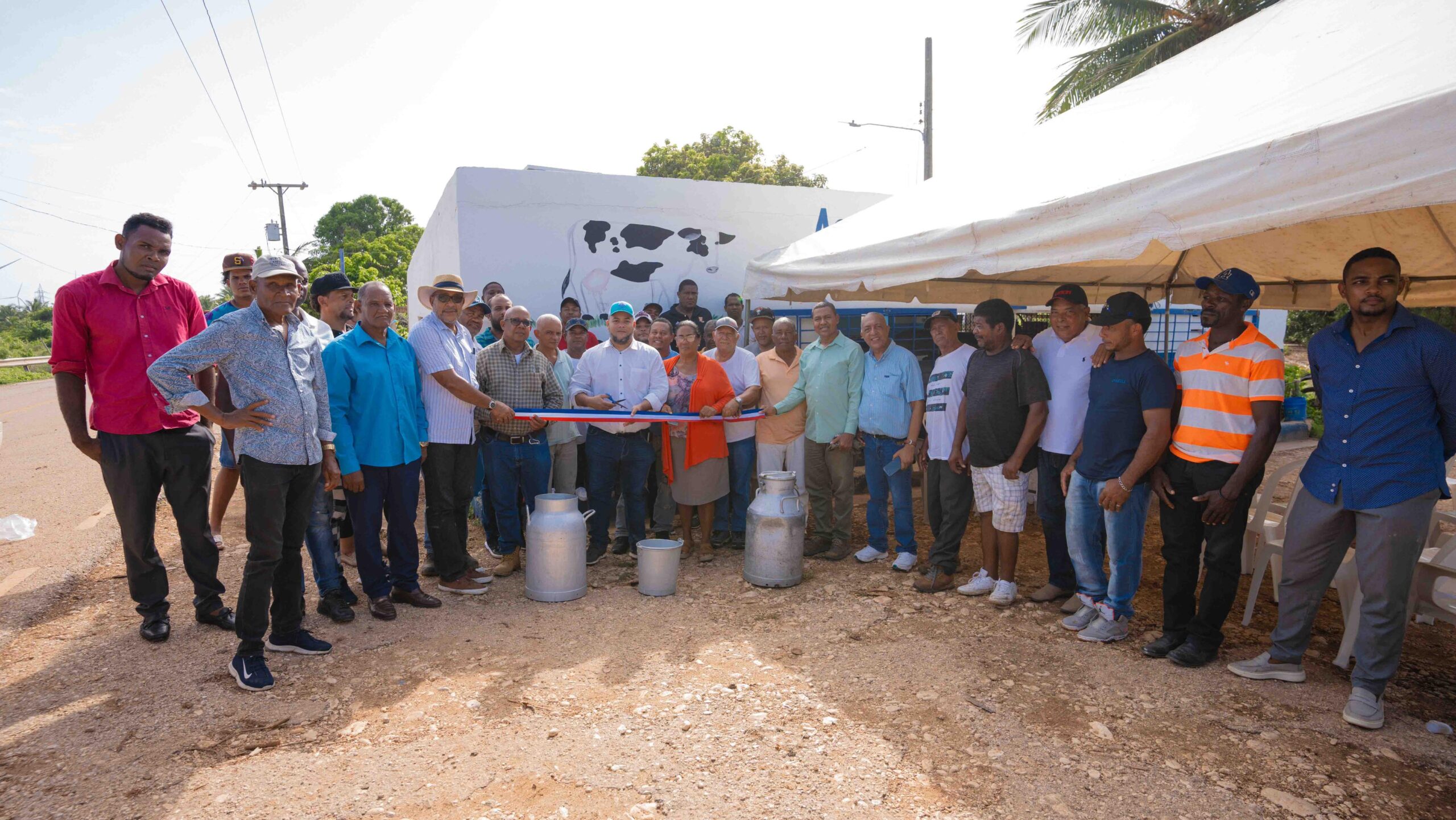 Ganaderos de Enriquillo reciben apoyo del FEDA con inauguración del cambio de matriz energética y entrega de fondos para centro de alimentación