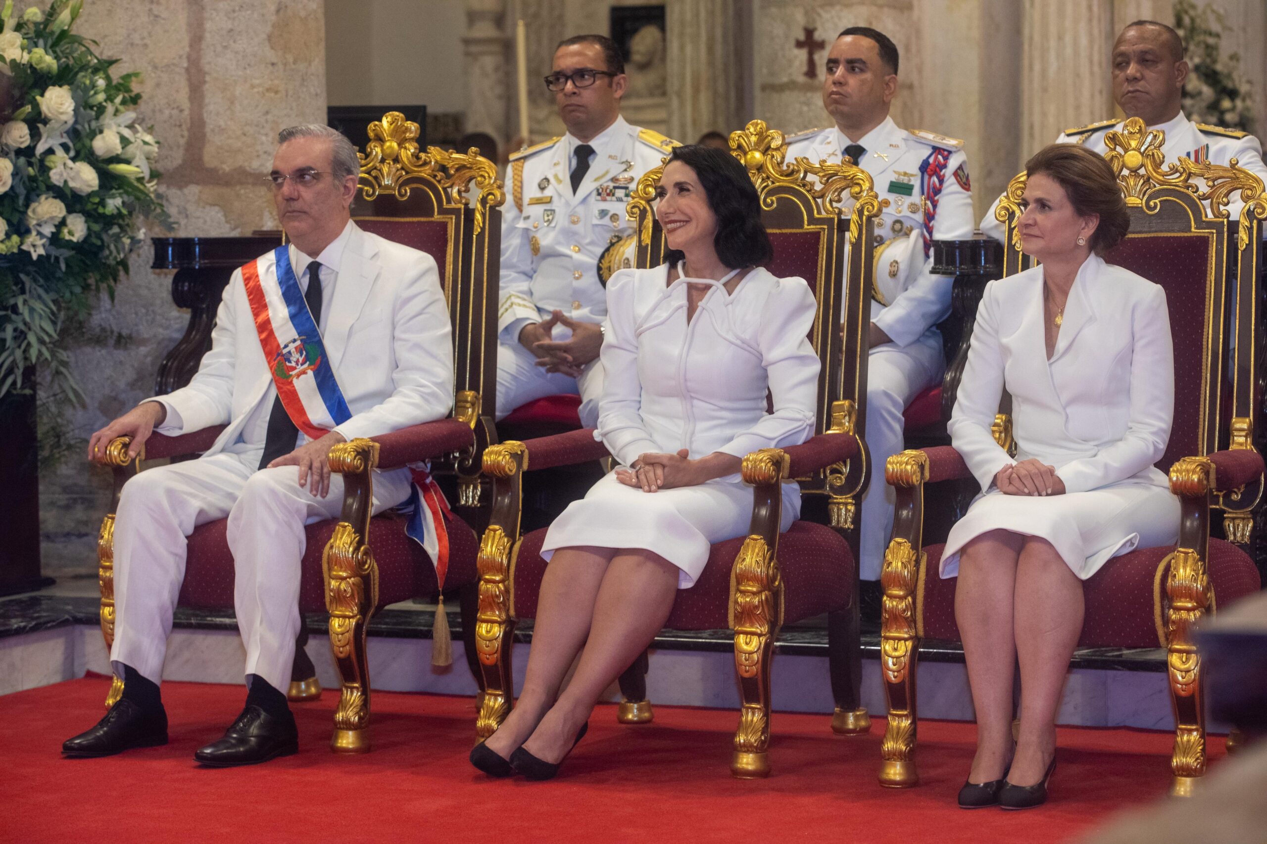 Presidente Abinader asiste a tedeum y deposita ofrenda floral por 161 aniversario de la Restauración