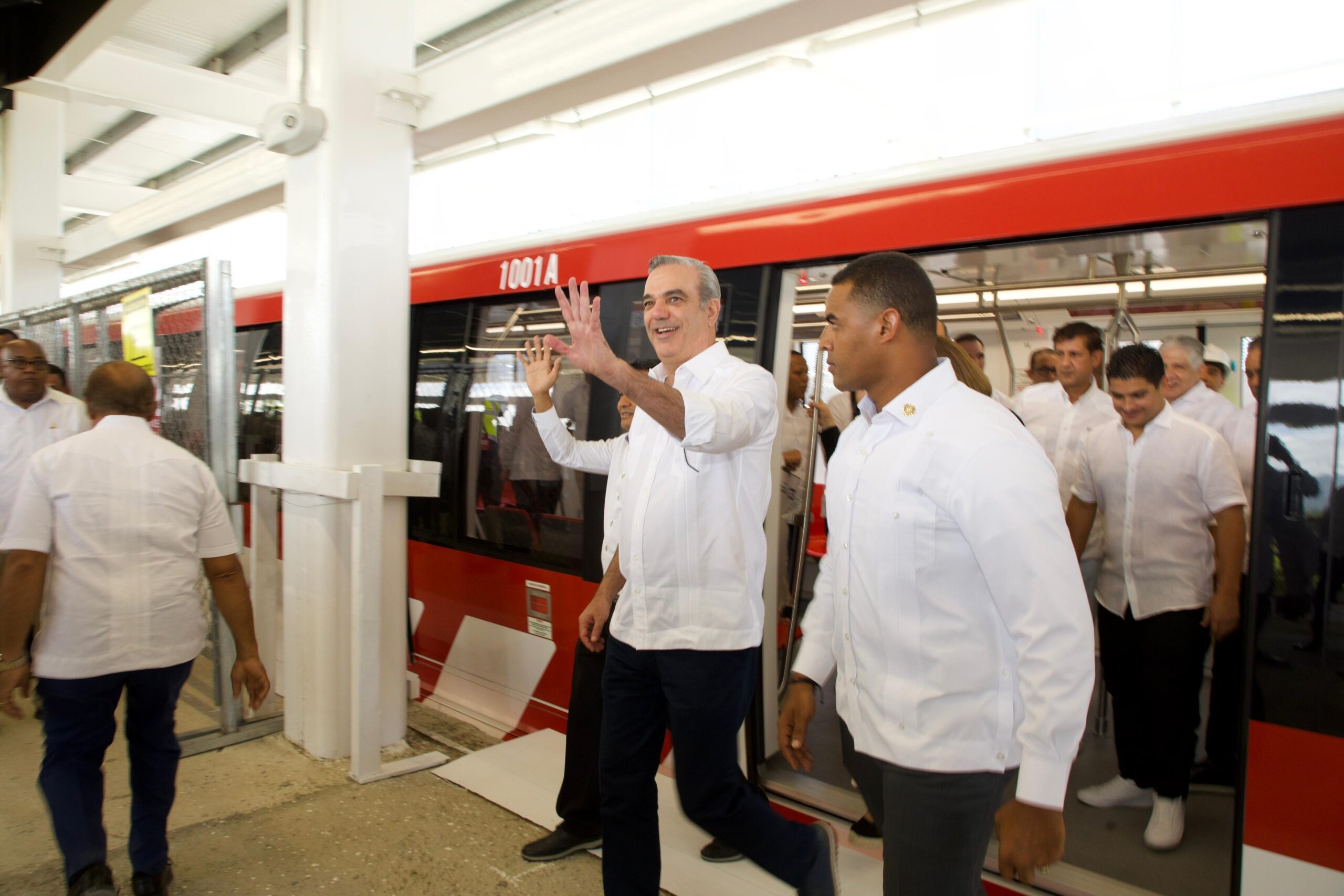 Presidente Abinader conduce el Monorriel de Santiago, en su primera prueba dinámica con pasajeros