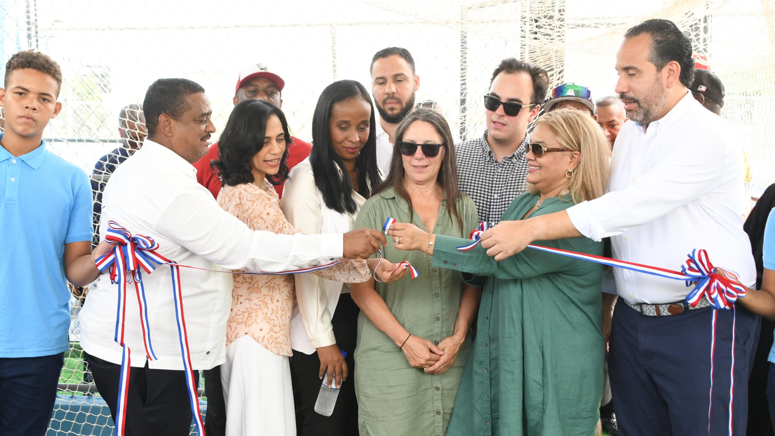 Inefi entrega caja de bateo y utilería deportiva a centro educativo de Los Minas