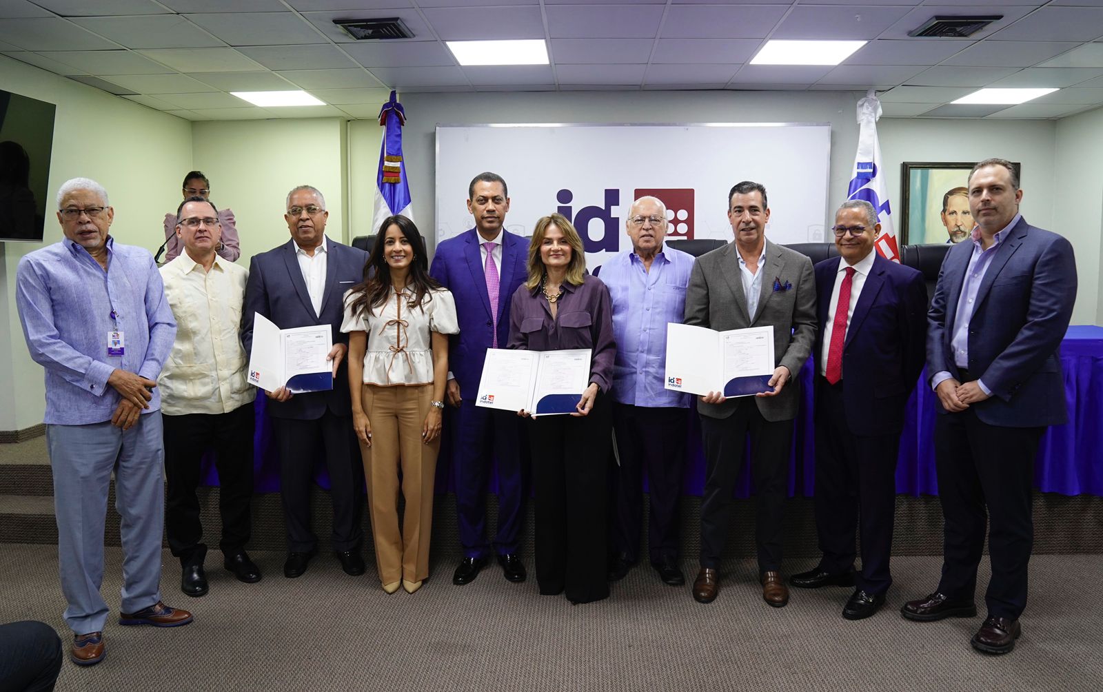 INDOTEL entrega certificados de licencia a nueve empresas televisivas para realizar transmisiones digitales