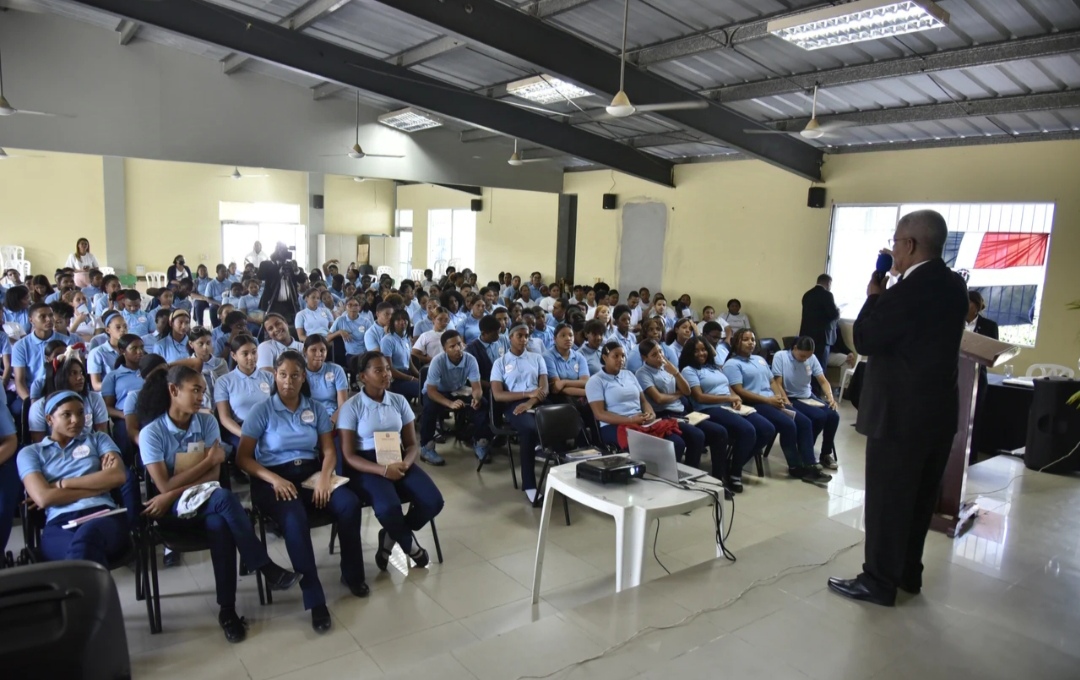 Estudiantes del Politécnico Aragón reciben charla “Elementos esenciales en la Constitución