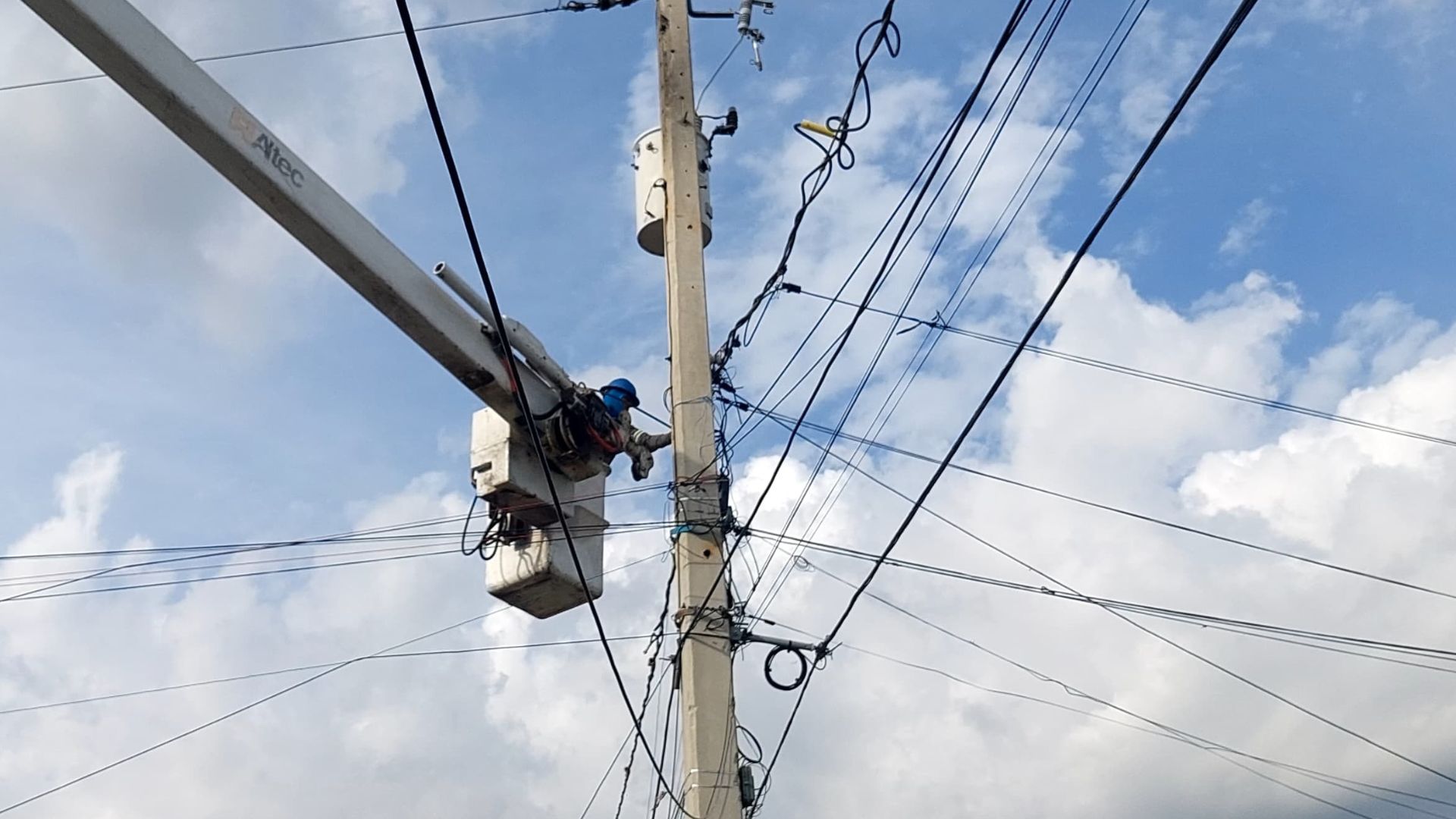 Edesur Dominicana restablece el servicio eléctrico tras adecuar redes de distribución en el DN