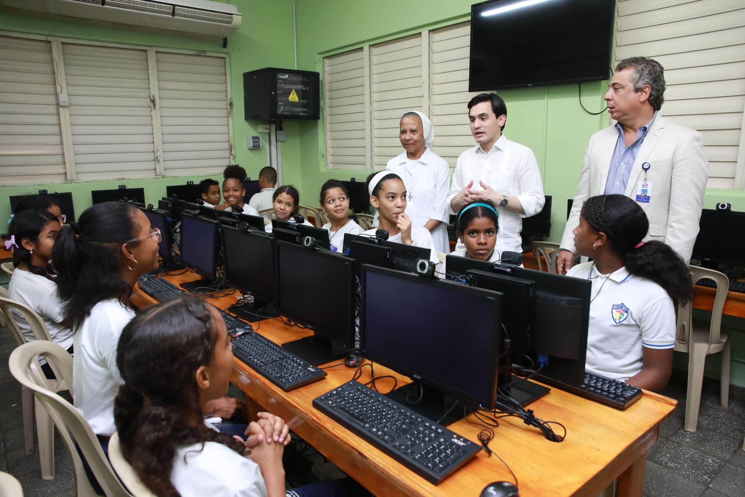 INDOTEL beneficia a más de 500 estudiantes de escuela de Cristo Rey con laboratorio informático.
