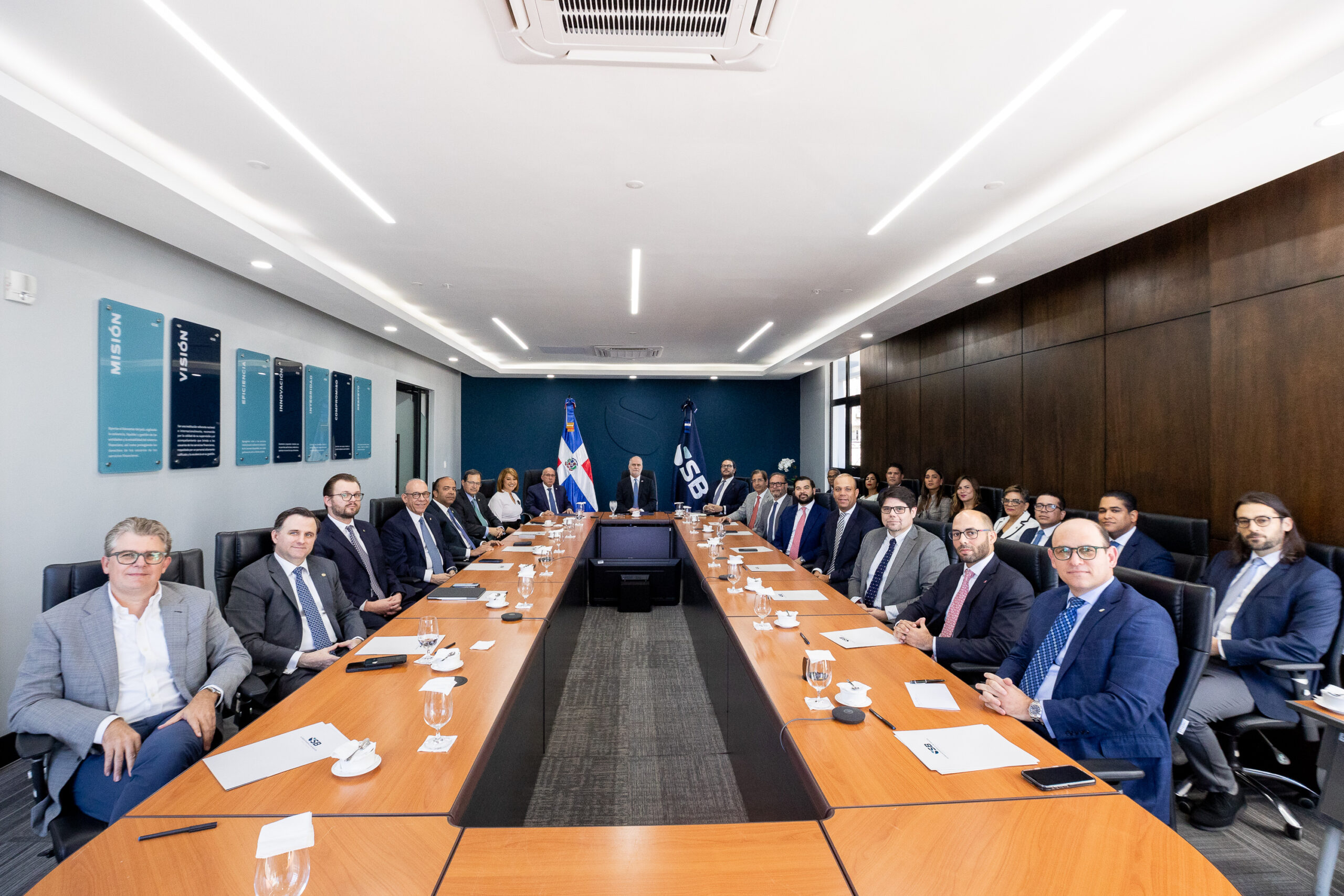 SB socializa enfoque estratégico 2025 con líderes de la banca