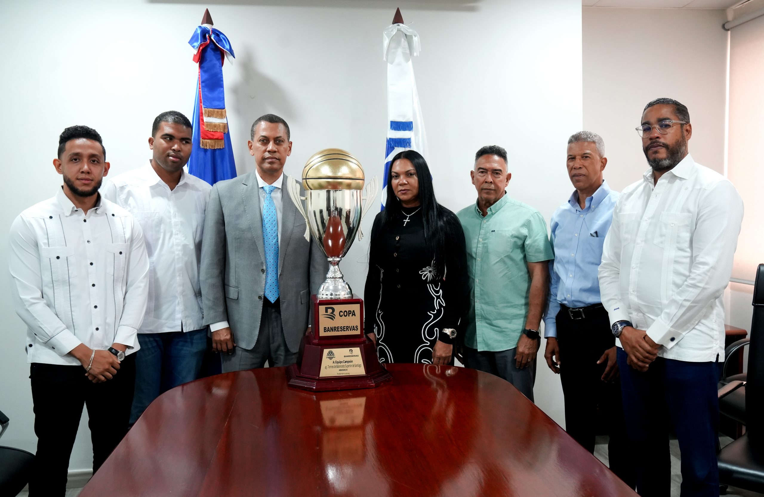 Directiva de equipo campeón de Baloncesto Superior de Santiago dedica trofeo al INDOTEL