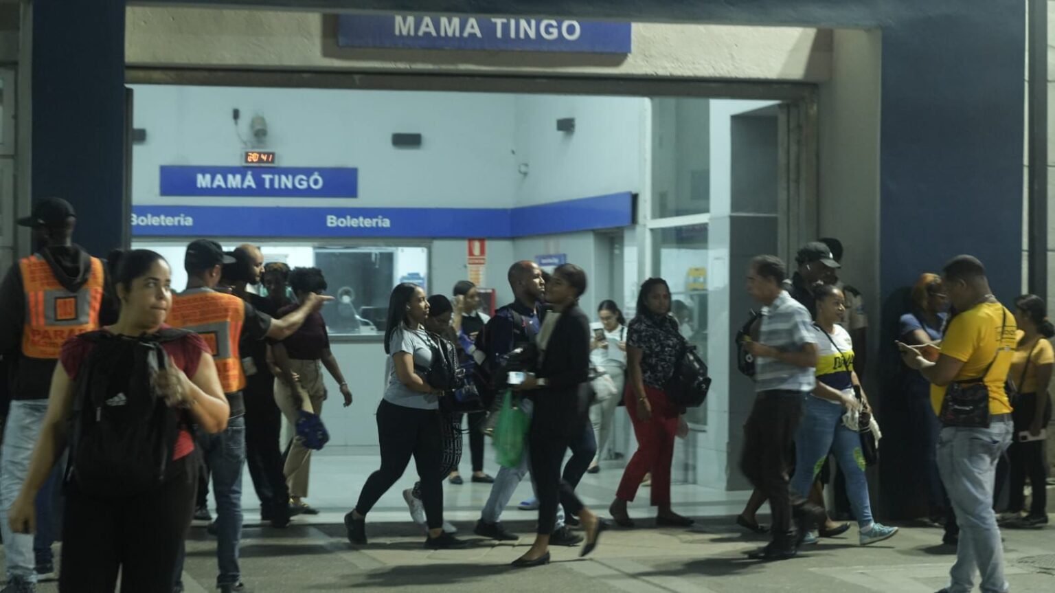 ¡Es un caos! Usuarios del Metro denuncian colapso constante