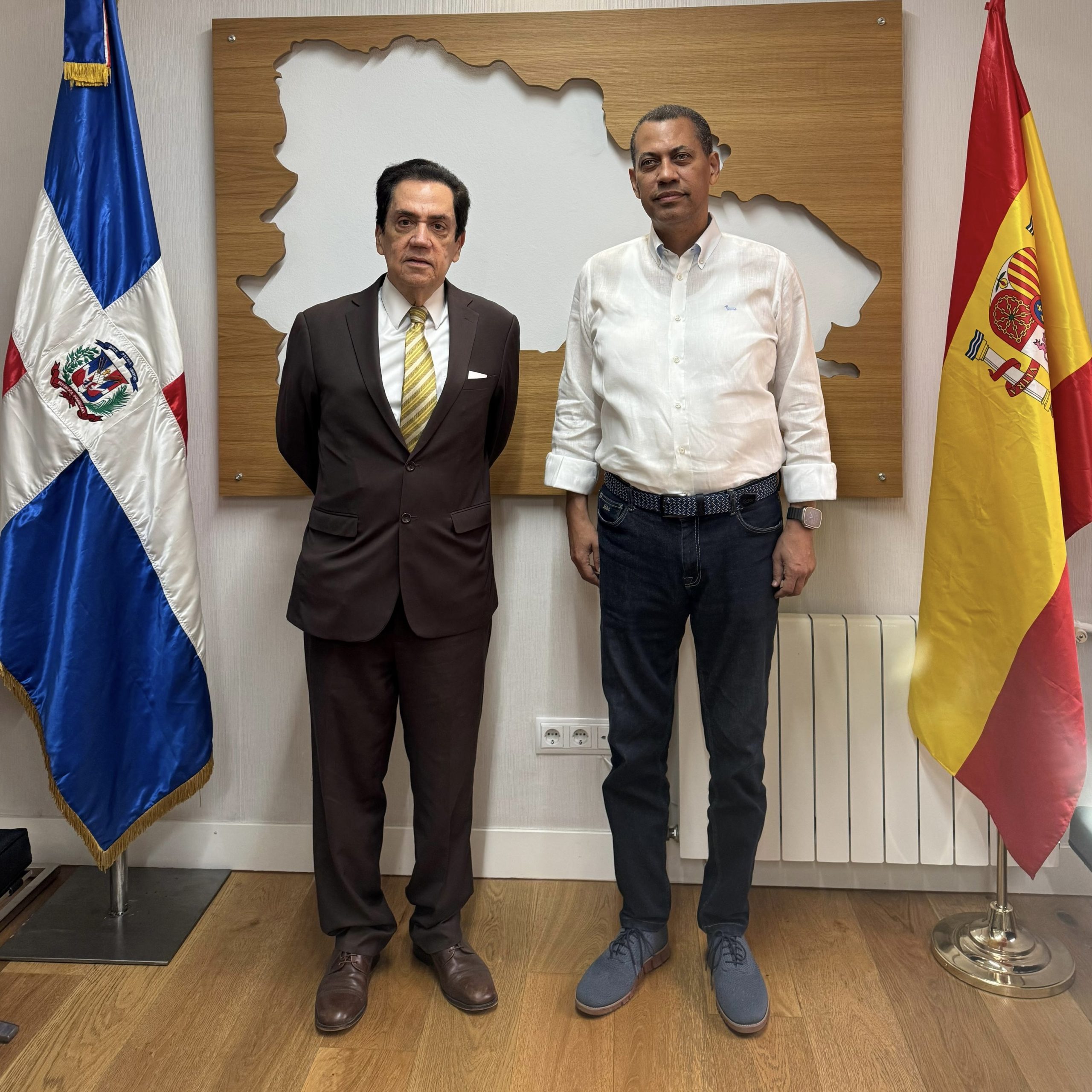 Presidente de INDOTEL se reúne con embajador dominicano en España 
