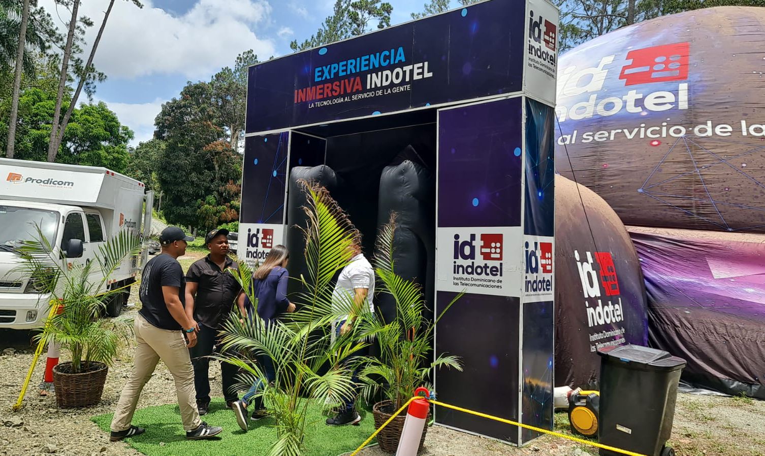 Jarabacoenses disfrutan de la experiencia inmersiva del Domo de INDOTEL