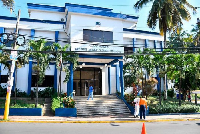 Intervienen construcción ilegal sobre acera en el Libertador de Herrera