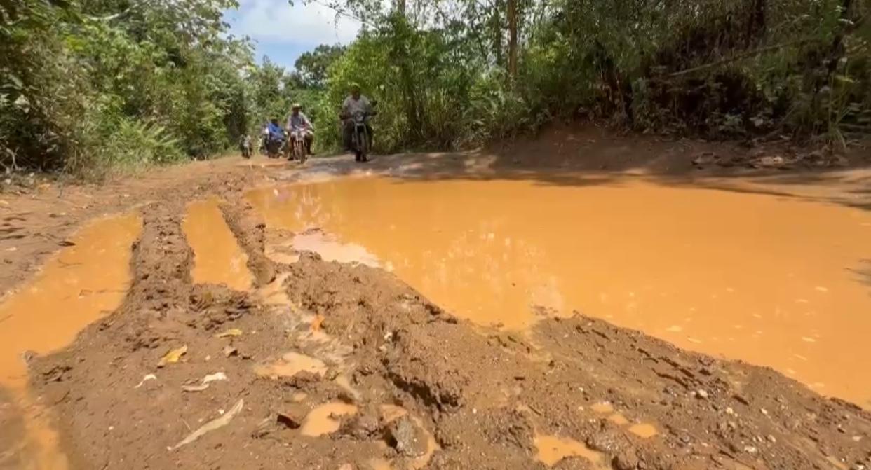 Residentes de Pulgarín y El Guanito en Bayaguana claman por infraestructura básica