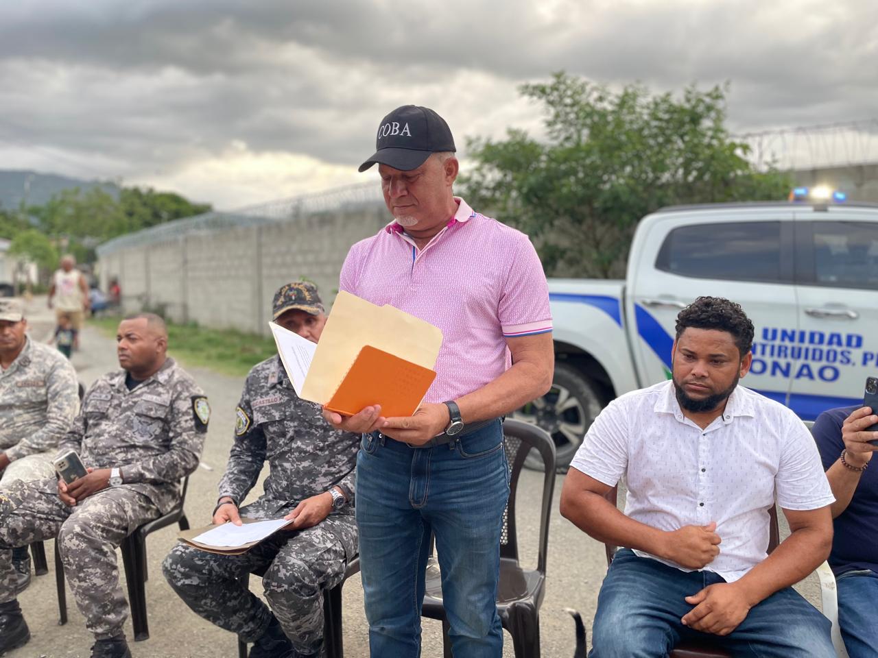 Director del COBA se reúne con comunitarios del sector Colombia de los Arroces en Bonao