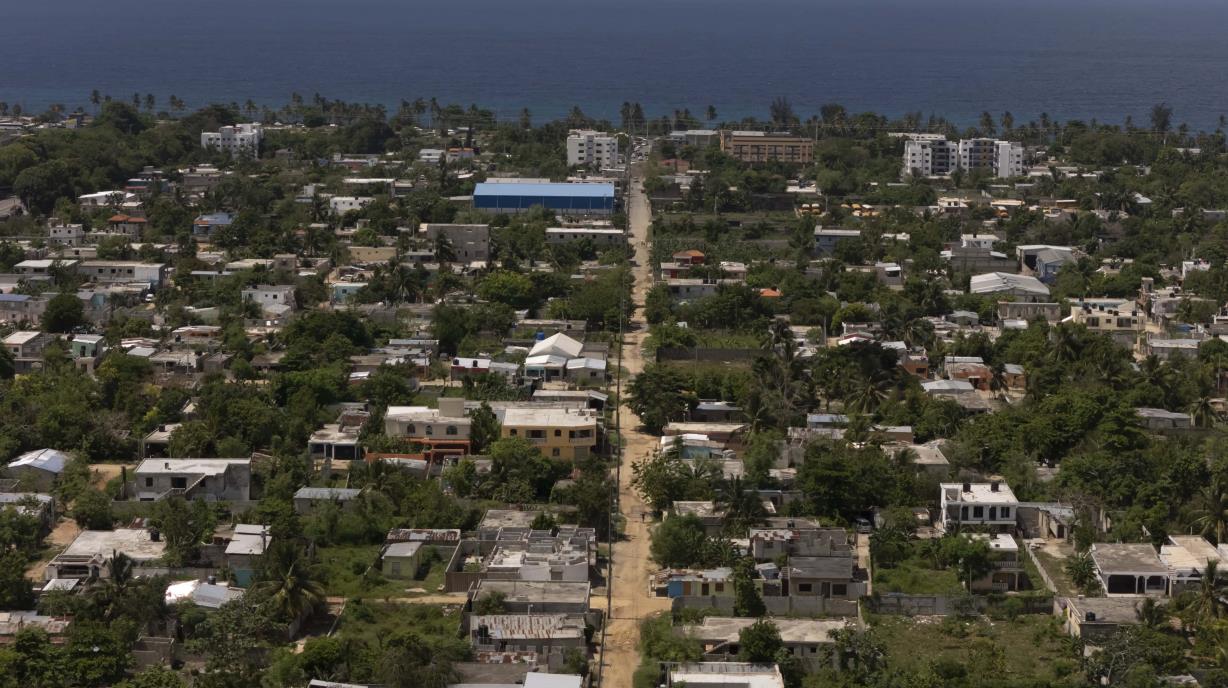 Los barrios frente a Las Américas crecen de cara al mar, pero de espaldas al progreso