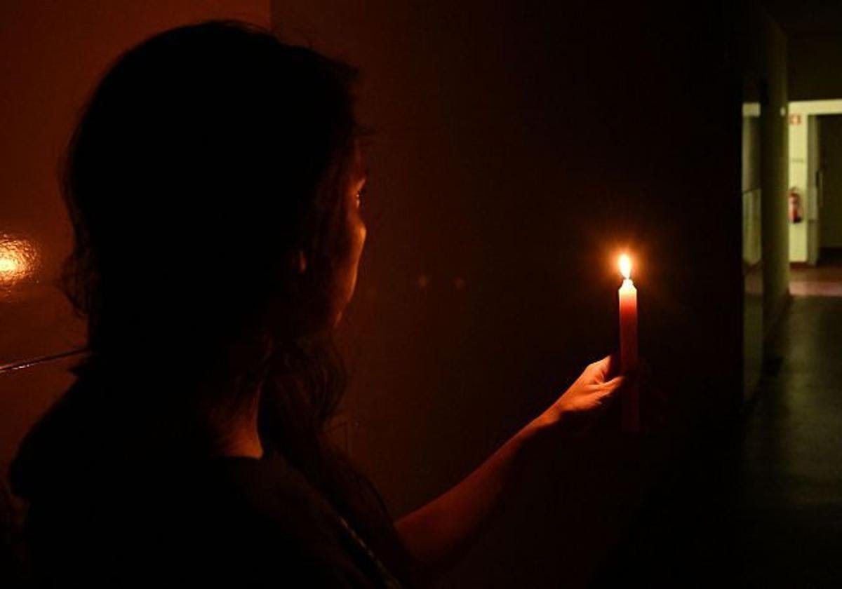 Residentes de la Autopista de San Isidro están desesperados tras casi 12 horas sin luz