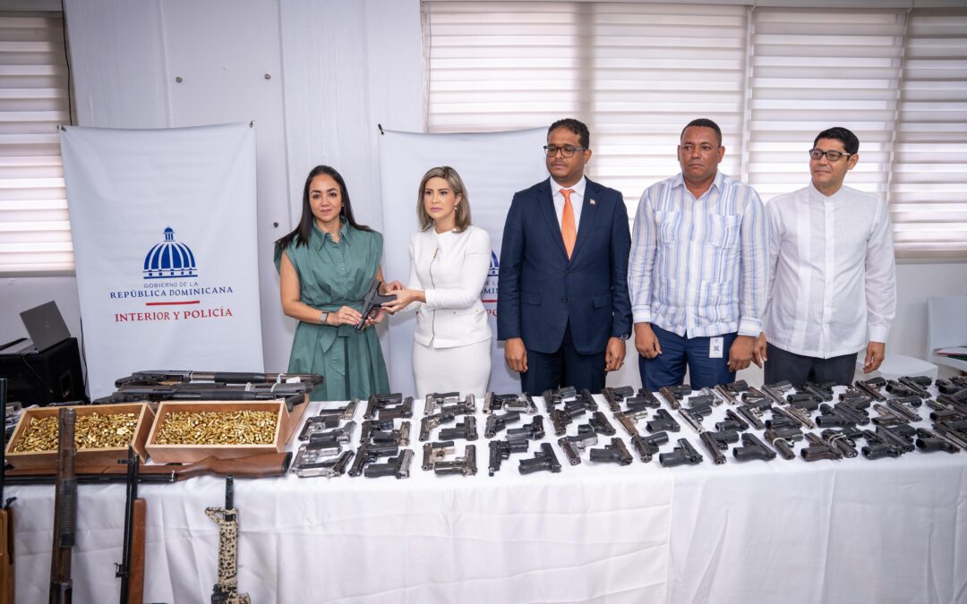 Ministerio de Interior y Policía recibe de Fiscal del Distrito Nacional 218 armas de fuego y 5,820 municiones