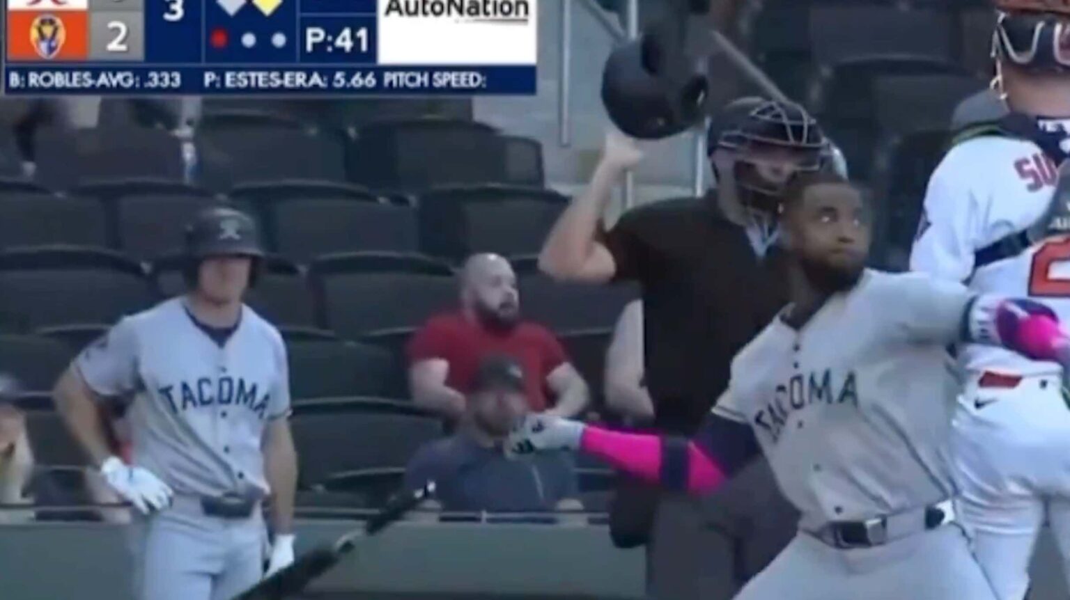Víctor Robles pierde el control y es expulsado tras lanzar bate al pitcher