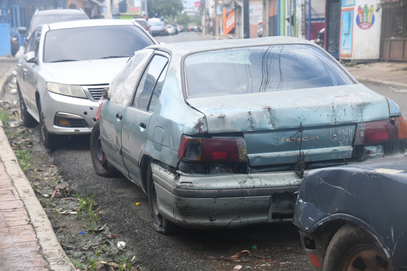 En Los Alcarrizos y Pedro Brand abundan los vehículos Chatarras