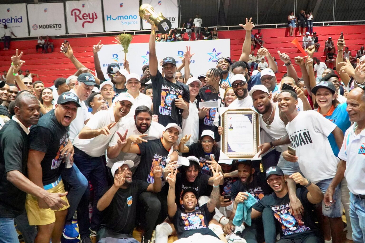 Titanes del Sur logran bicampeonato con barrida ante metros.