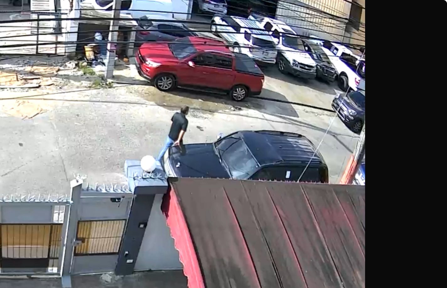 Residentes del sector El Quisqueya denuncian en la PGR vandalismo de propietario de taller de mecánica que raya pinturas y poncha gomas de vehículos.