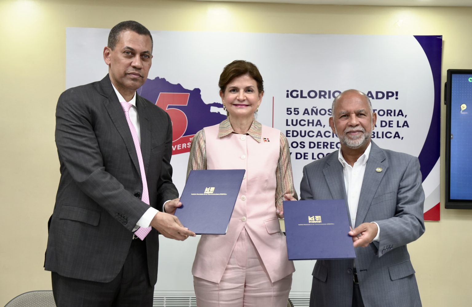 INDOTEL y ADP firman convenio que otorga más de 1,400 becas para capacitar docentes en competencias digitales