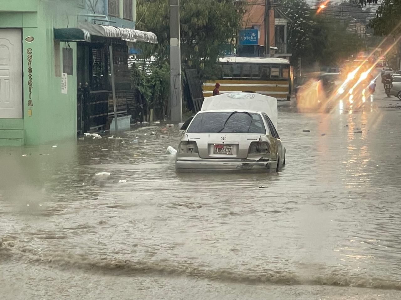 Lluvias causan inundaciones y caos en principales avenidas de Santiago