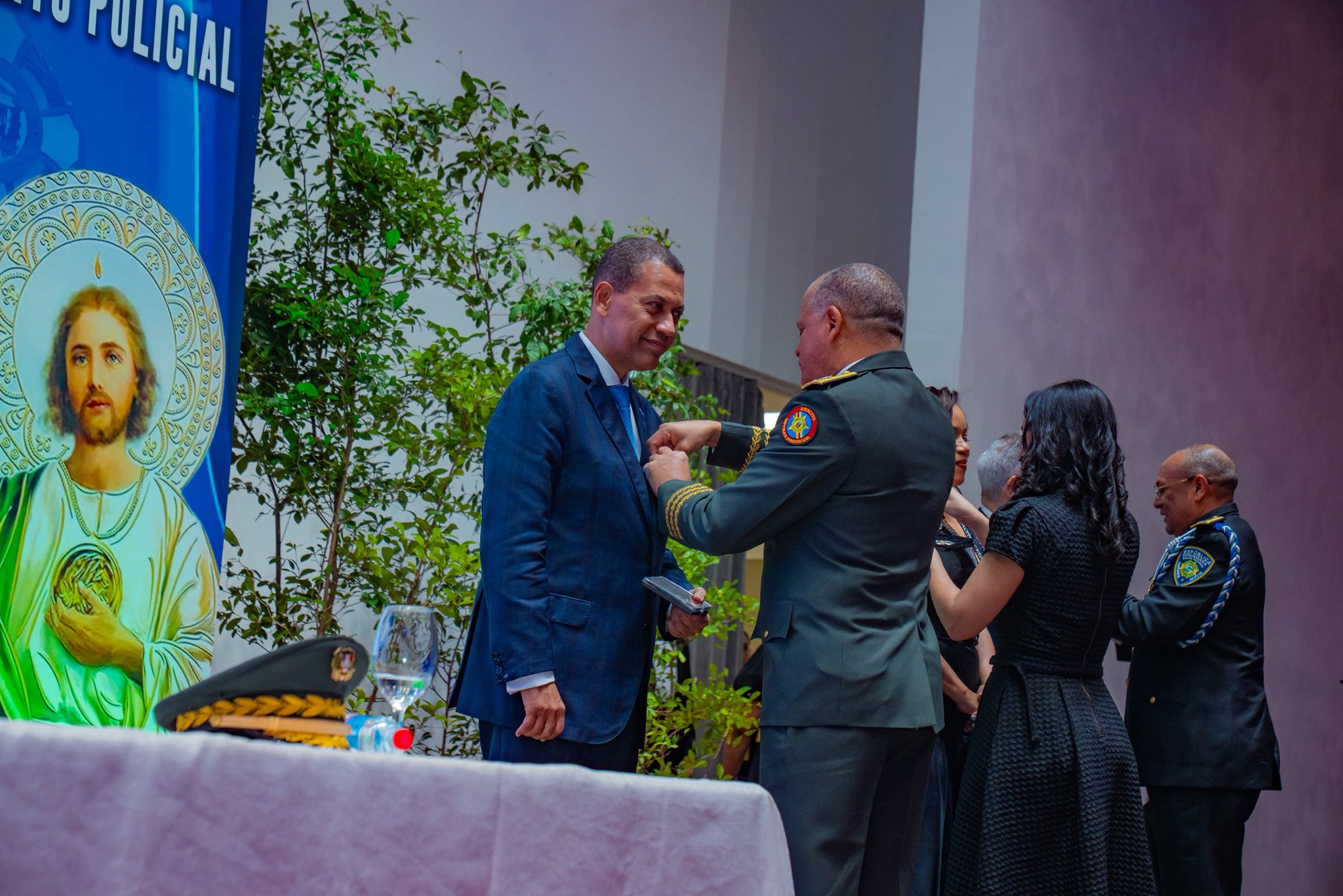 Gómez Mazara recibe Medalla al Mérito Policial por sus aportes en materia tecnológica a la institución del orden