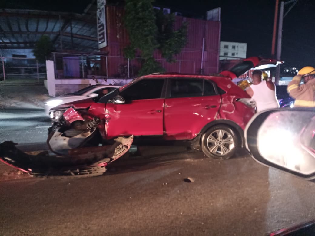 Otro más! Fuerte accidente en la avenida Jacobo Majluta, frente a la Plaza Colina Centro