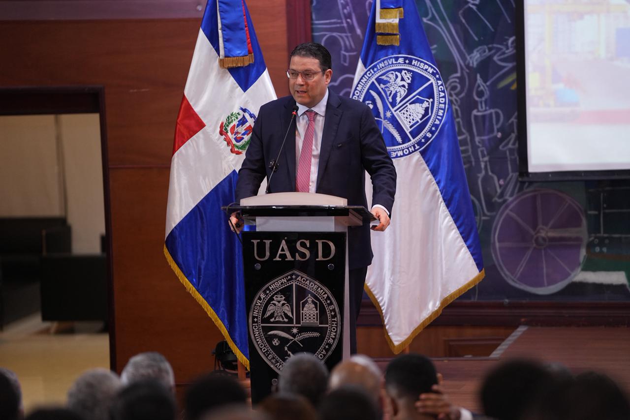 Sanz Lovatón expone sobre la logística como nuevo eje económico ante estudiantes de la UASD