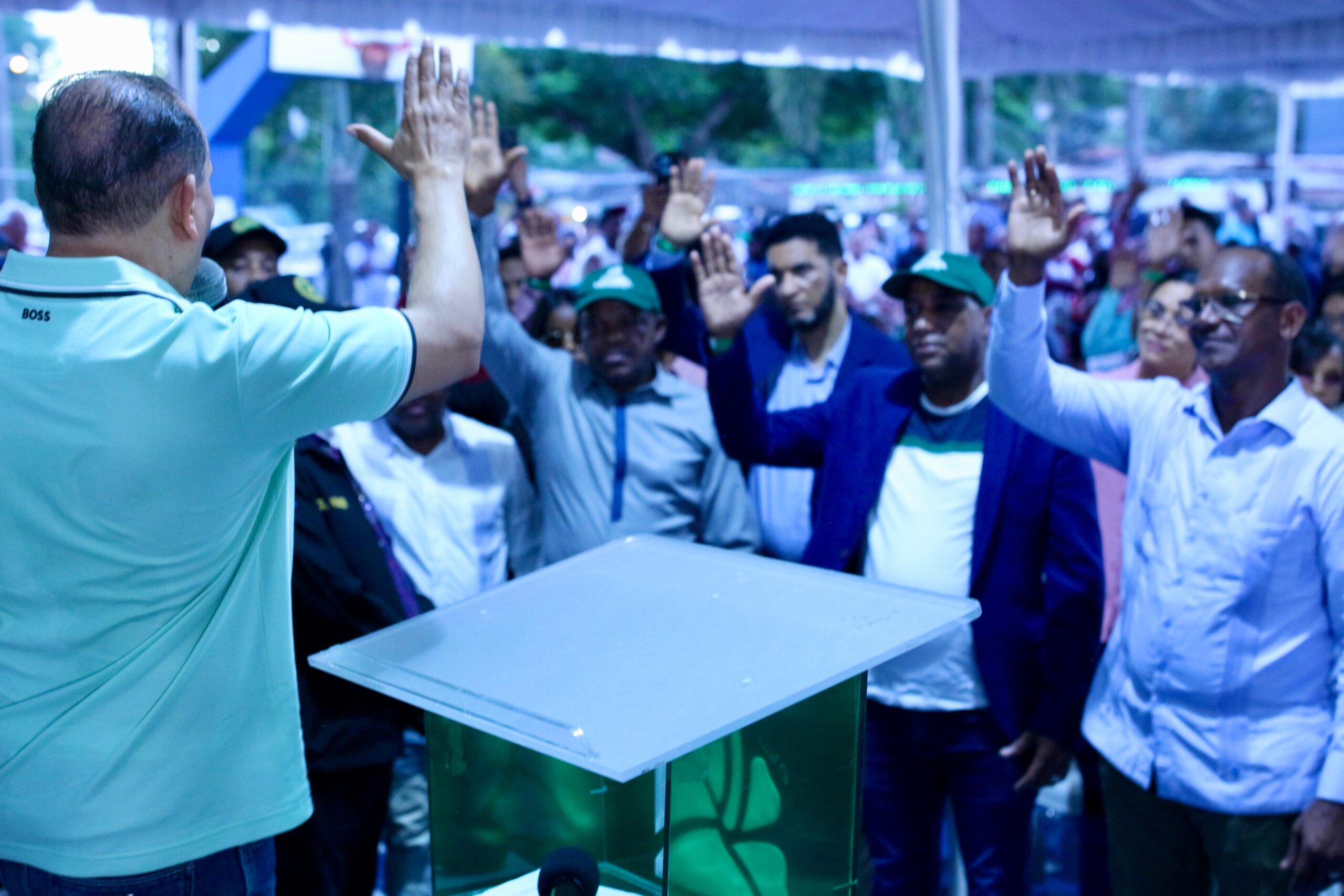 Regidor del PLD y dirigentes del PRM se juramentan en la Fuerza del Pueblo en Santo Domingo Norte