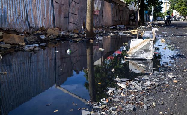 Aguas putrefactas agravan caos en calles y aceras de Villa Consuelo