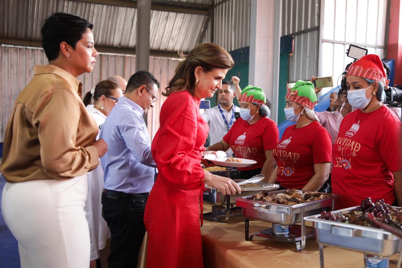 Raquel Peña inicia en el Cibao la entrega del Bono Navideño 2025